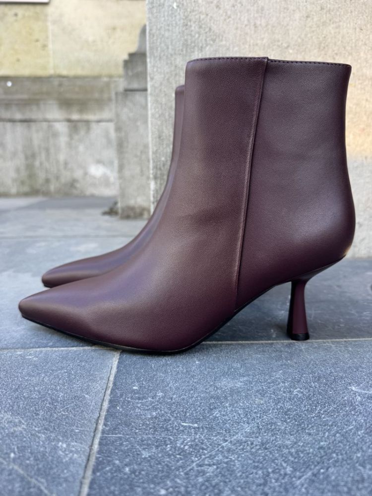  BURGUNDI